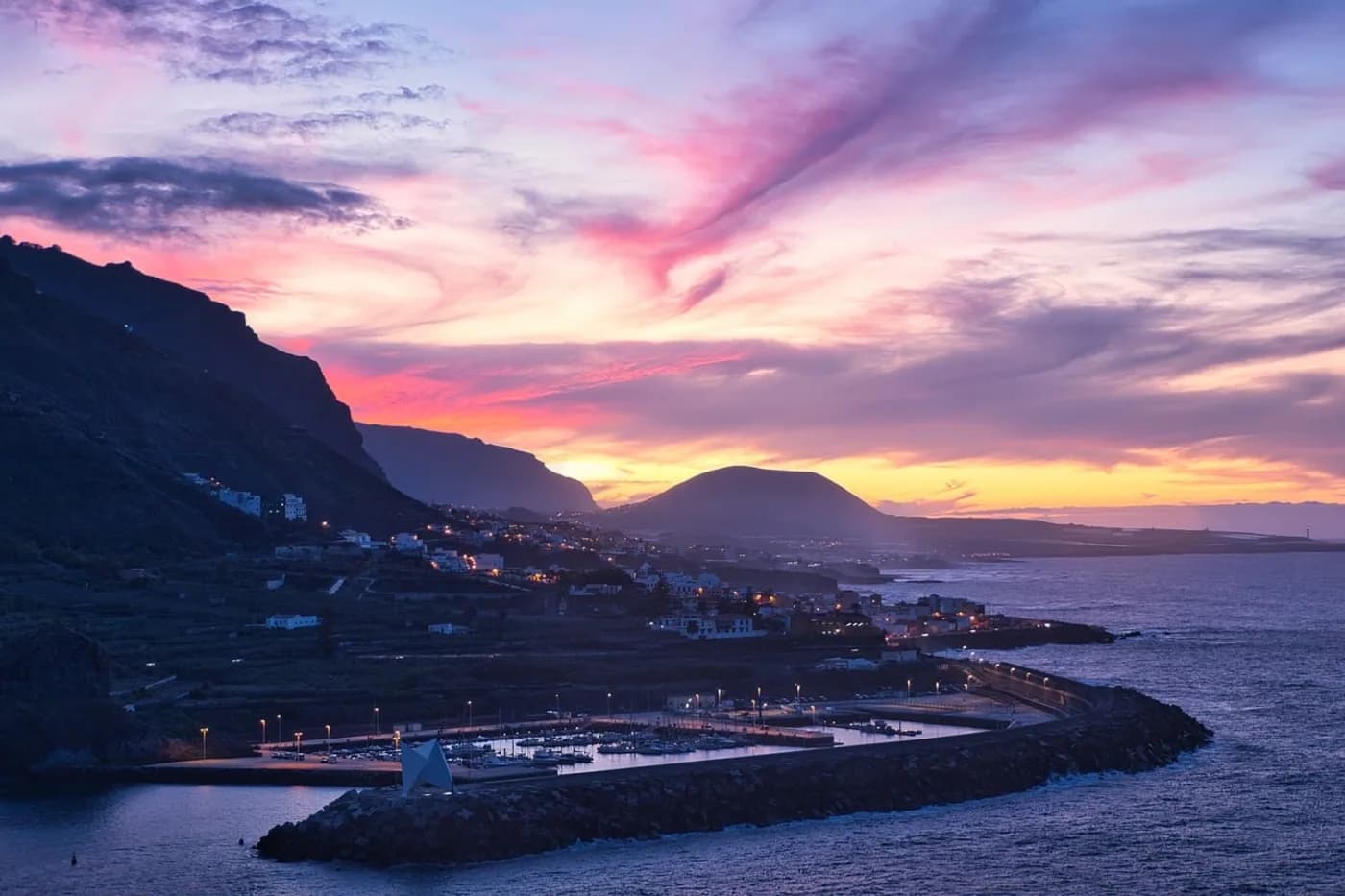 Auringonlasku Etelä-Teneriffan rannikkokaupungin yllä