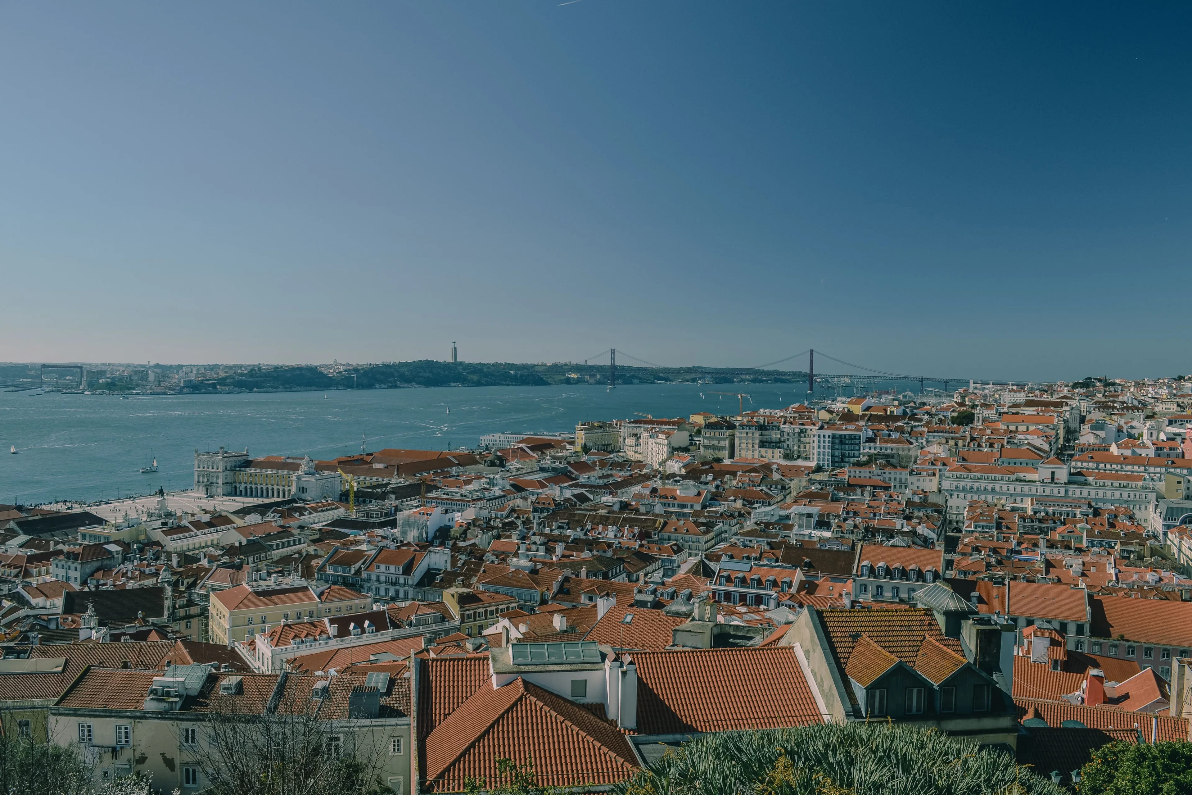 Lissabonin punakattoista vanhaakaupunkia ja Tejo-joki