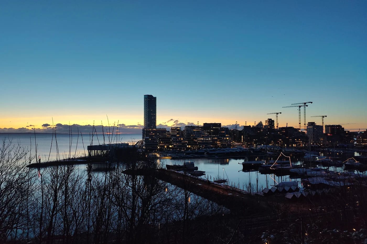 Auringonlasku sataman yllä