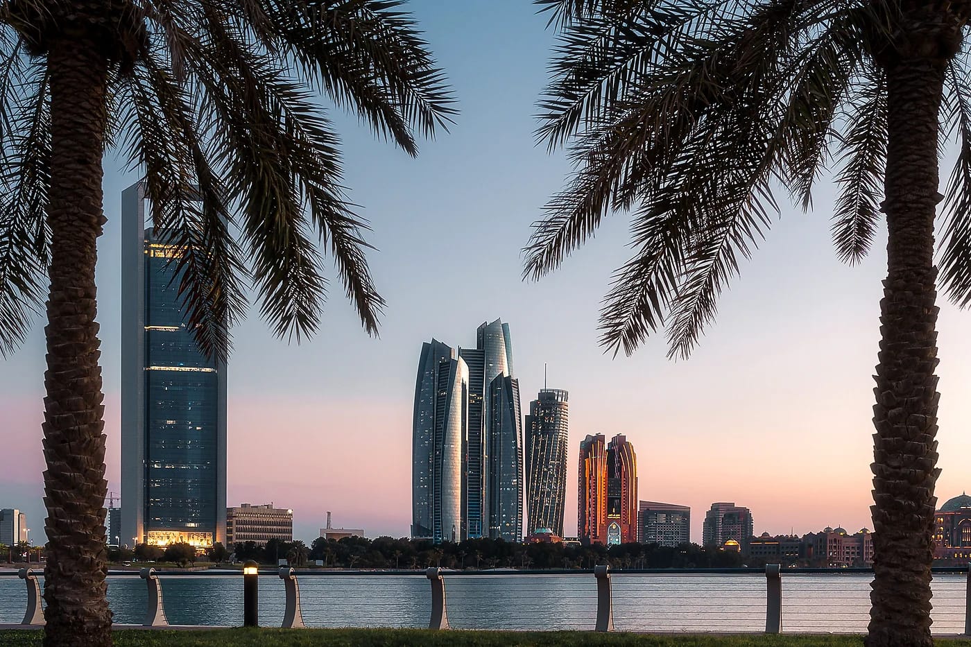 Abu Dhabin skyline ja palmut hämärässä