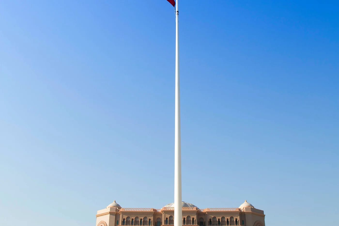 Emirates Palace ja Arabiemiirikuntien lippu