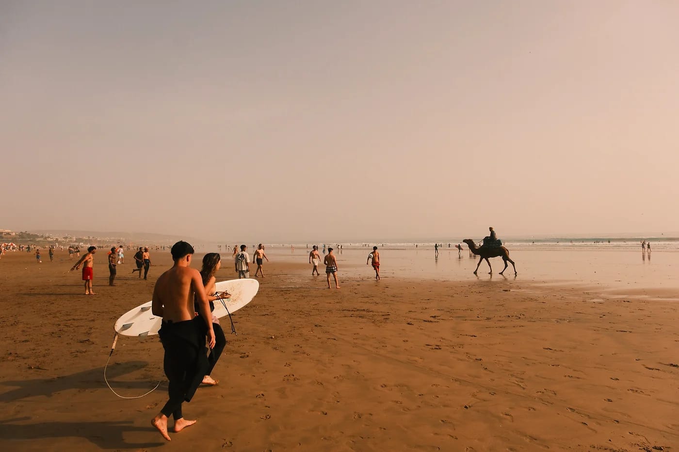 Surffaajia ja kamelinratsastajia Agadirin rannalla