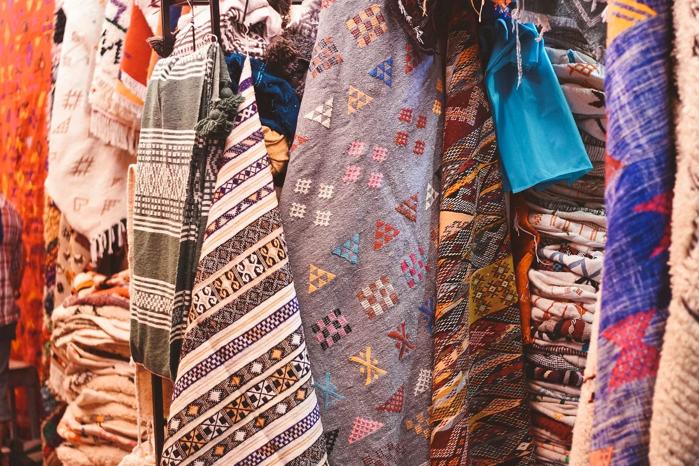 Värikkäitä käsintehtyjä mattoja Agadirin markkinoilla