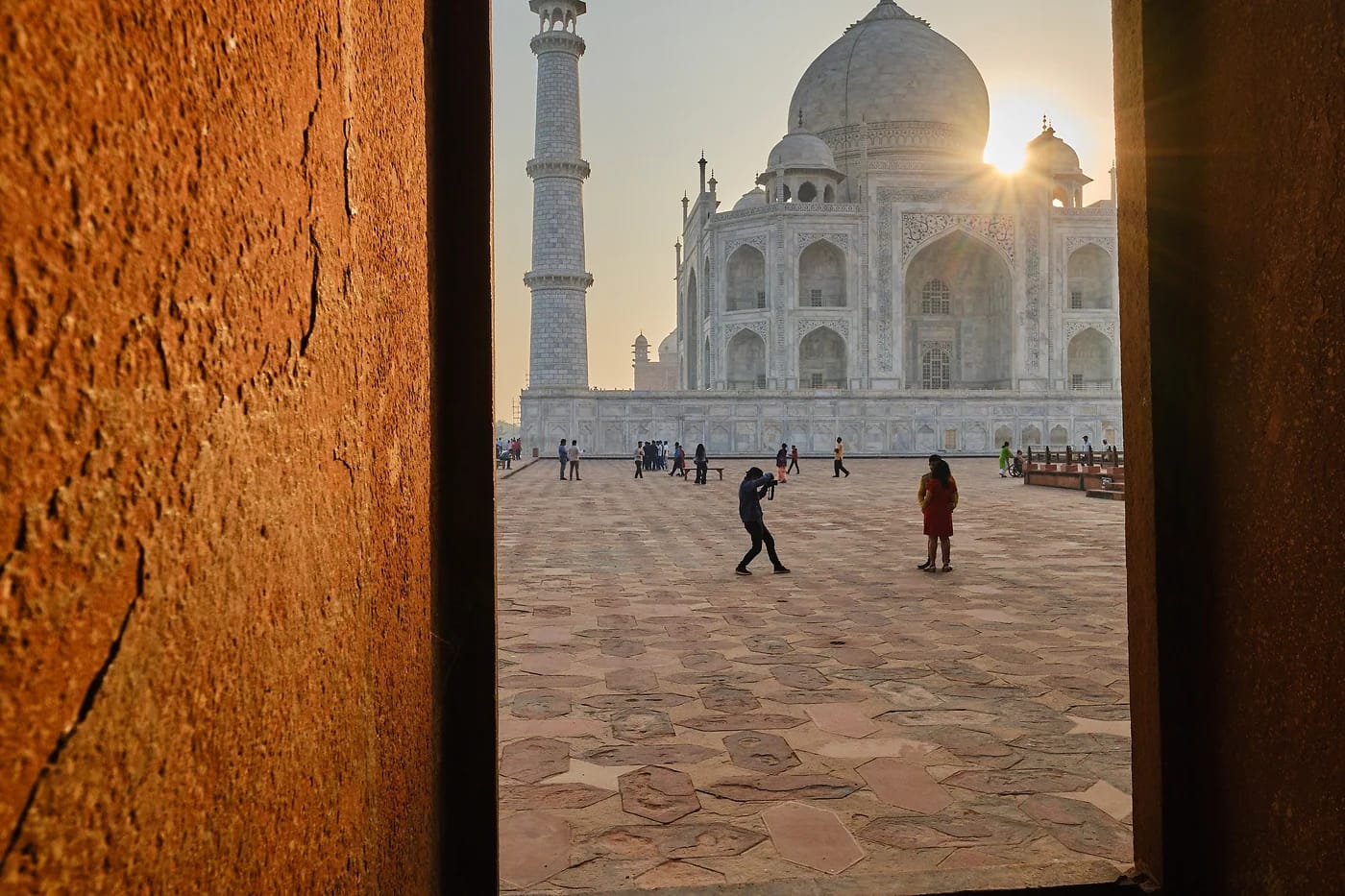 Taj Mahal aamunkoitteessa kaaren läpi Agrassa