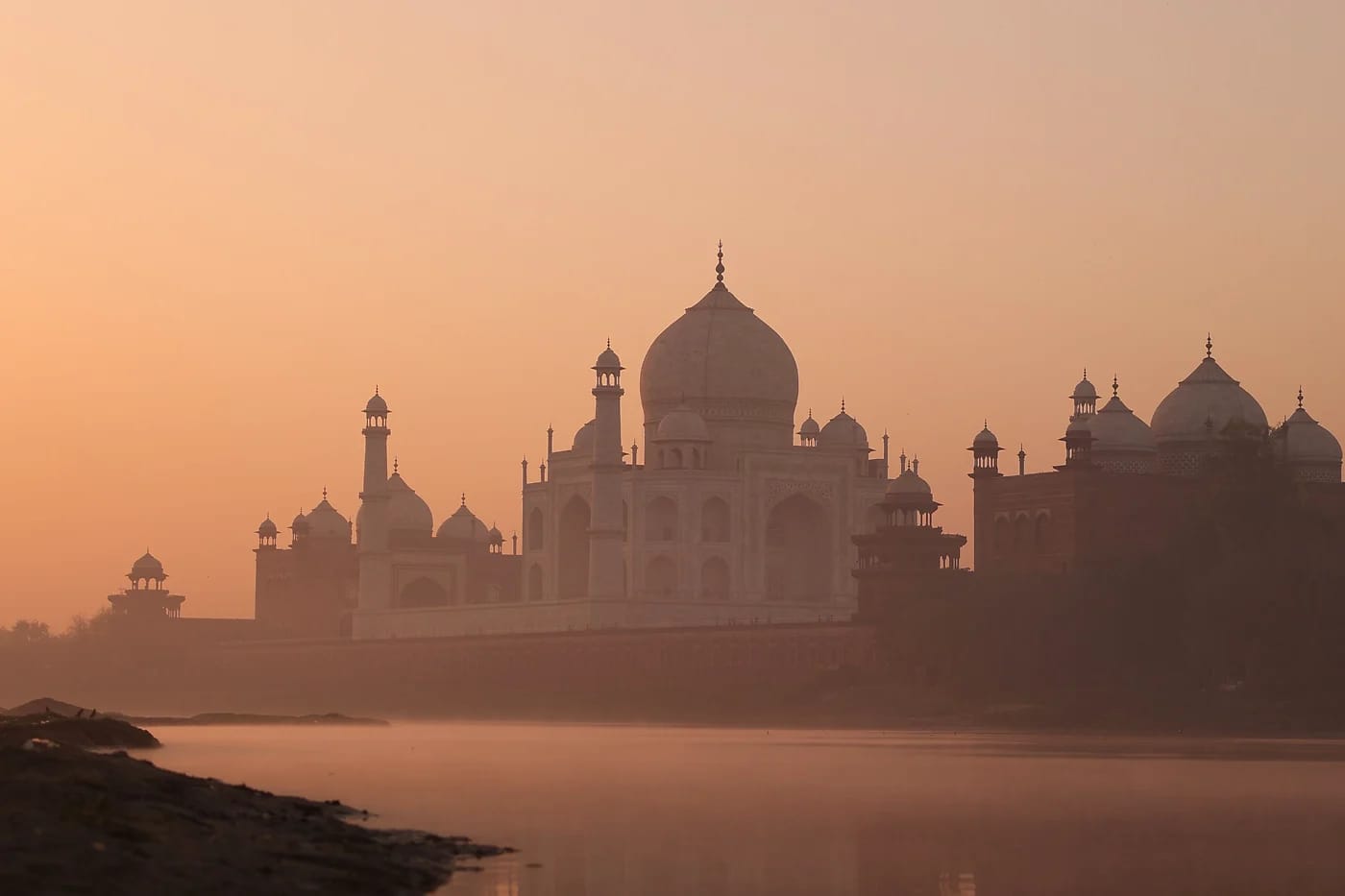 Taj Mahal heijastuu Yamuna-jokeen auringonnousussa