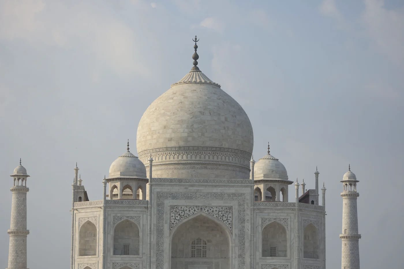 Taj Mahalin marmorikupoli lähikuvassa