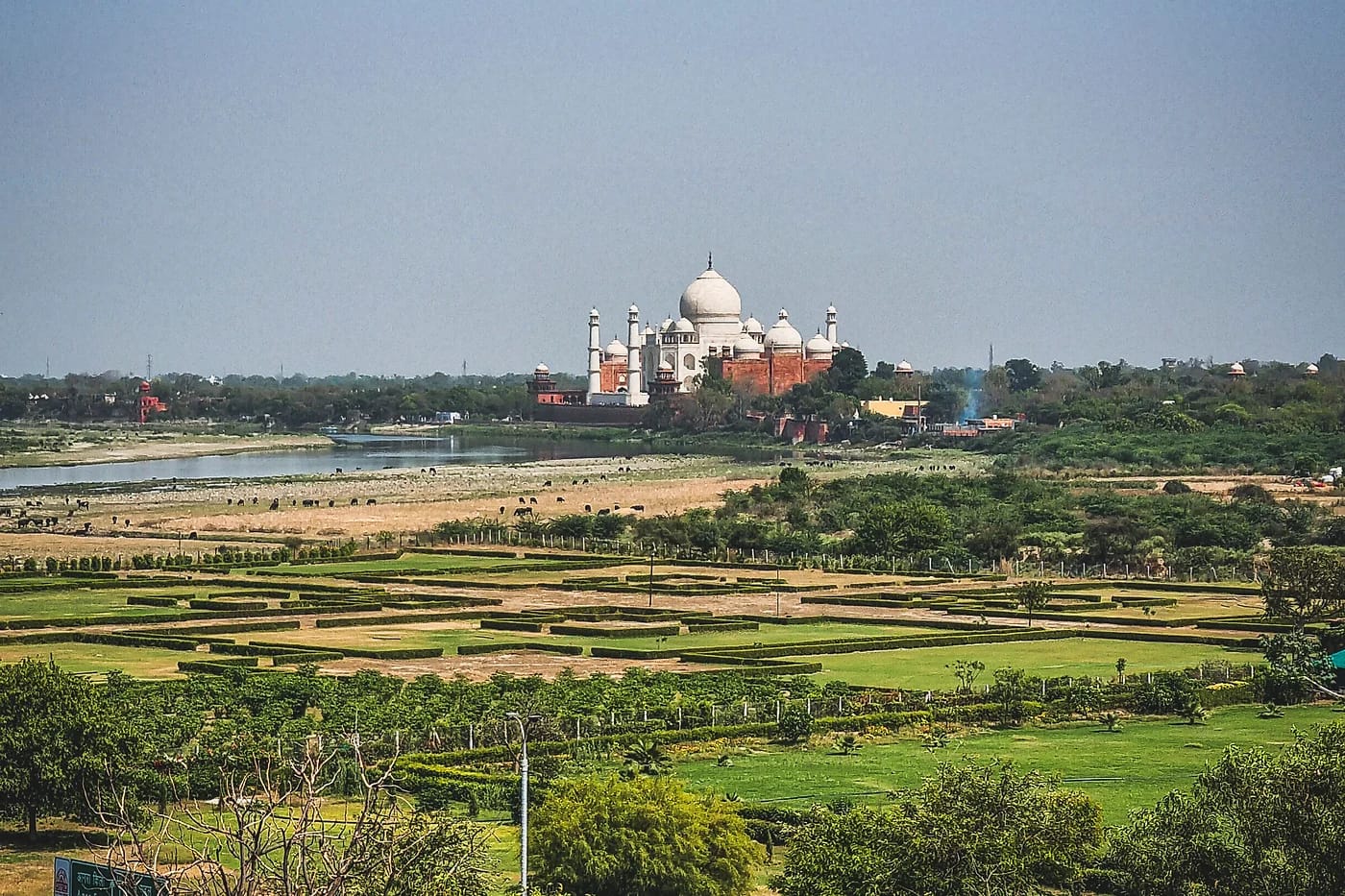 Taj Mahal vehreiden puutarhojen takana