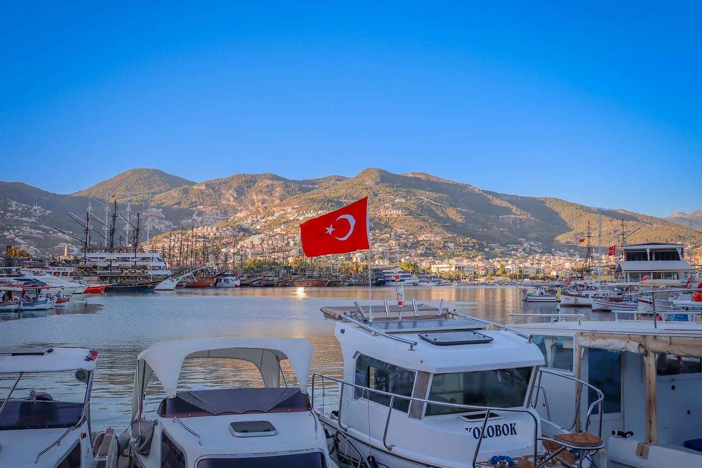 Alanyan marina auringonnousussa