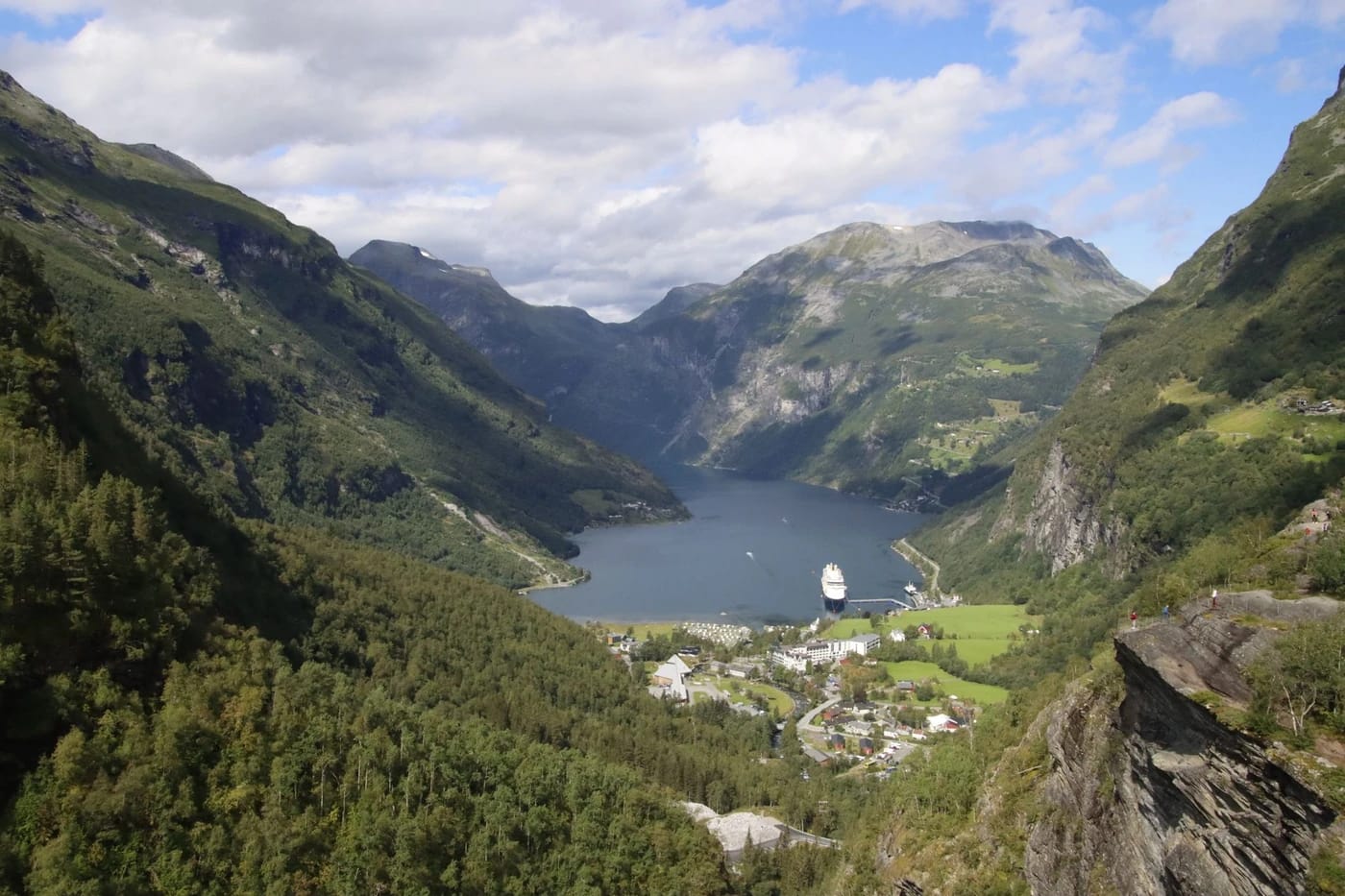 Risteilijä Geirangervuonolla