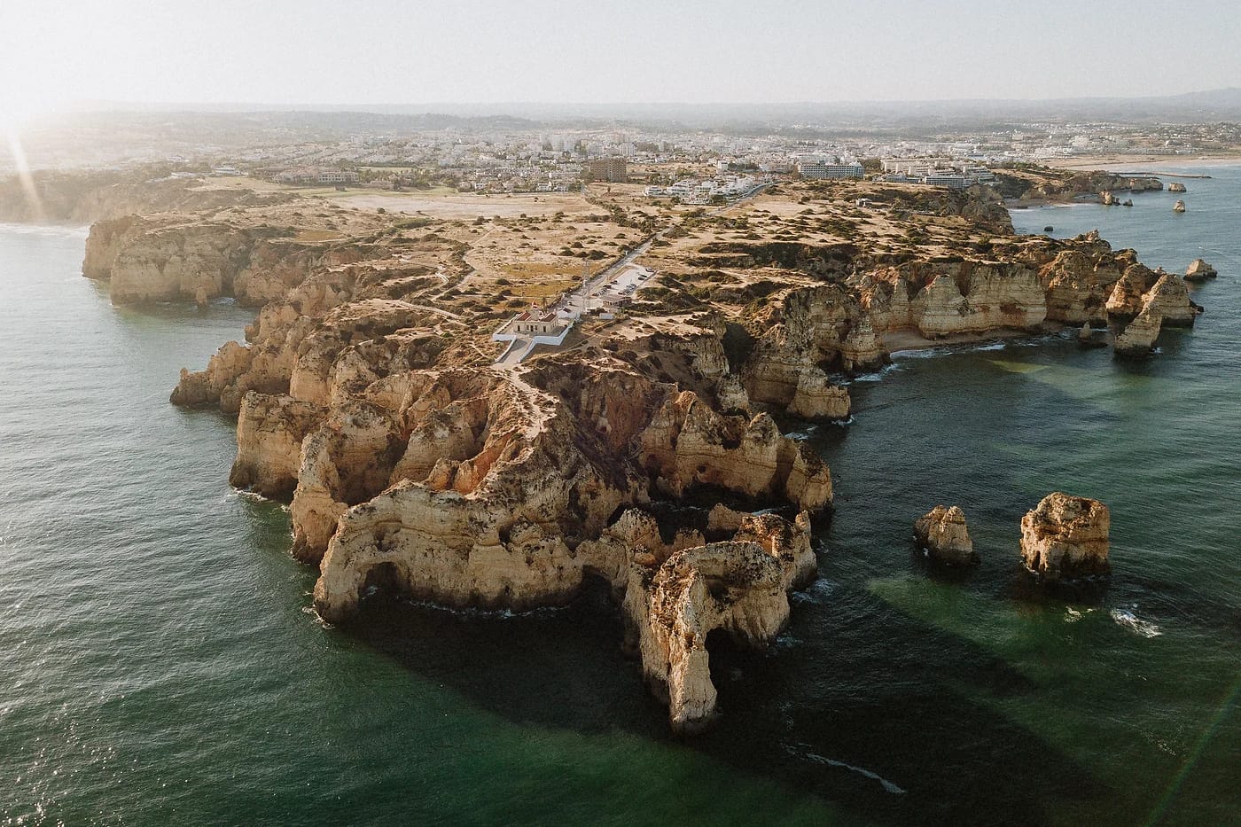 Ponta da Piedaden kultaiset kalliot ilmasta