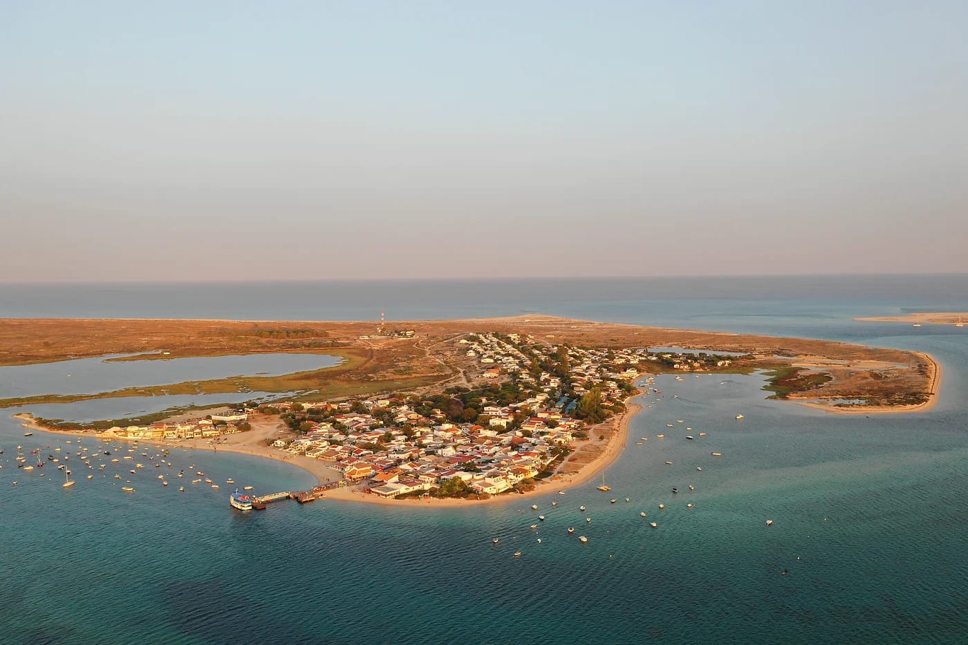 Olhãon laguunikylä auringonlaskussa (Ria Formosa)