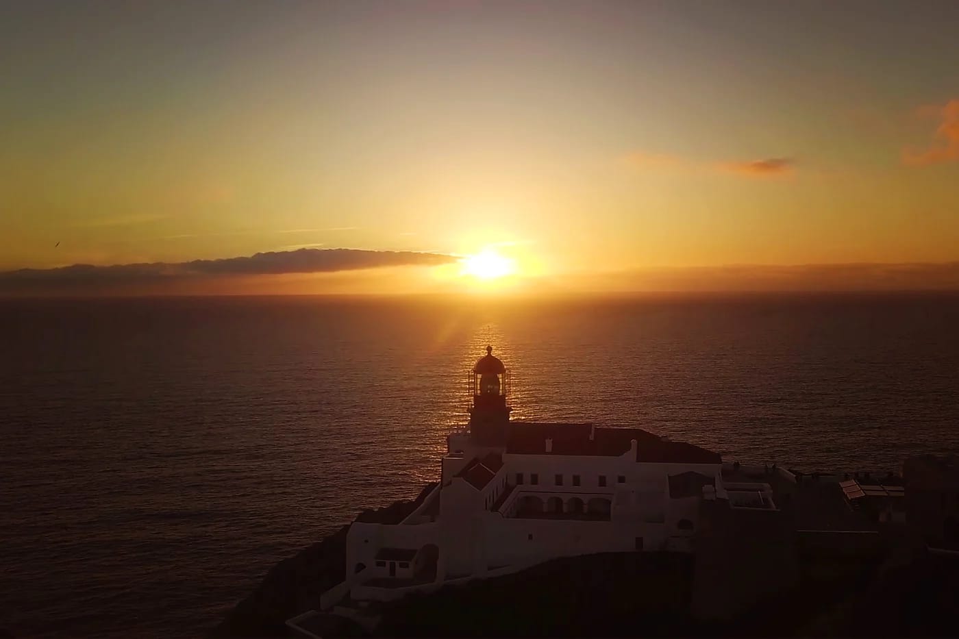 Majakka auringonlaskussa Algarven rannikolla