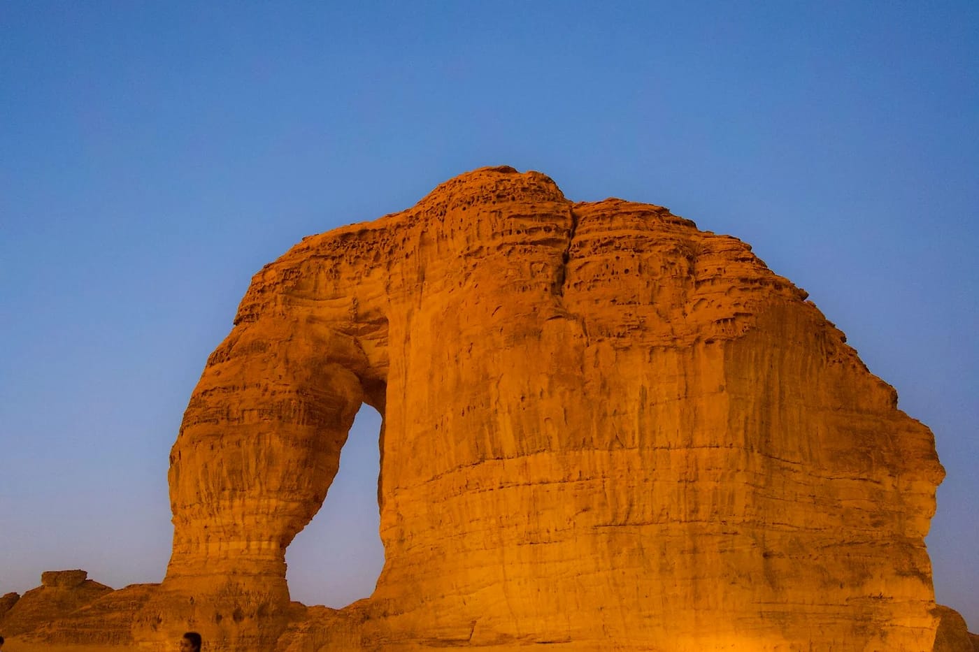 Valaistu Elephant Rock yöllä AlUlan aavikolla
