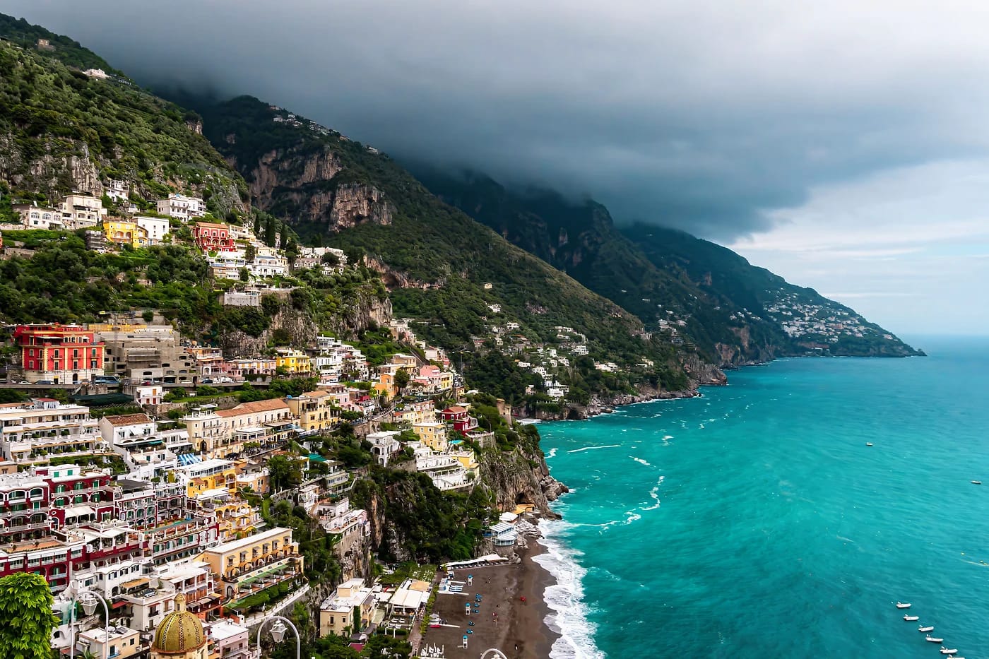 Positano ja turkoosi meri ilmasta