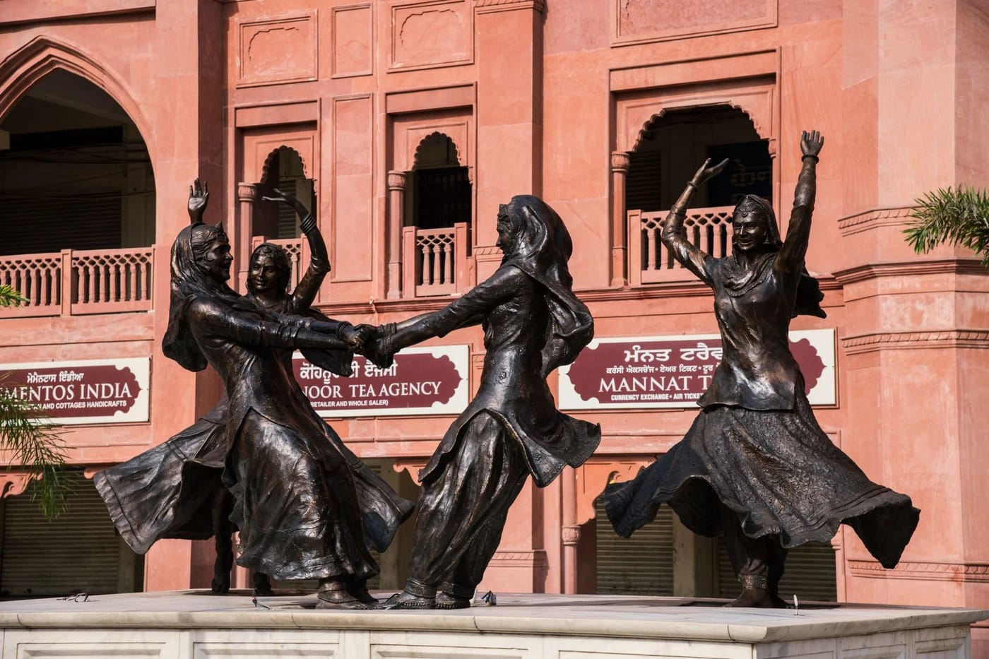 Pronssiset punjabilaistanssijat Amritsarissa