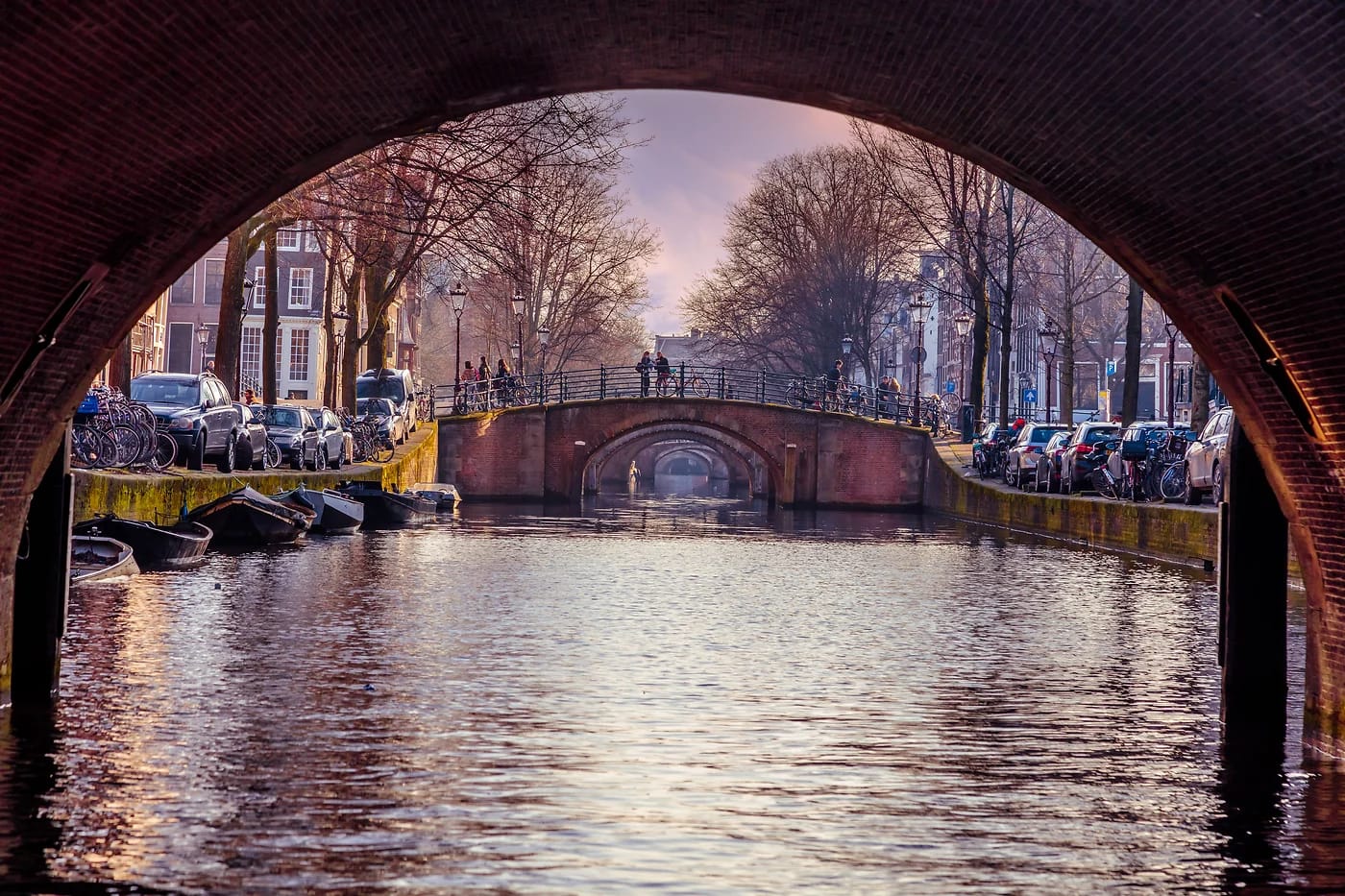 Amsterdamin kanava sillan holvin kehystämänä