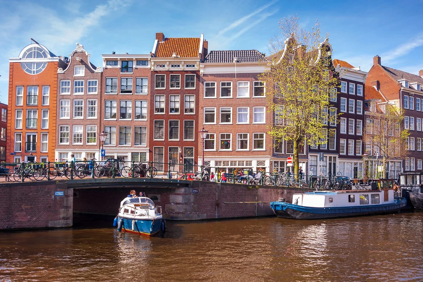 Kanaalitalot ja vene Amsterdamin kanavalla