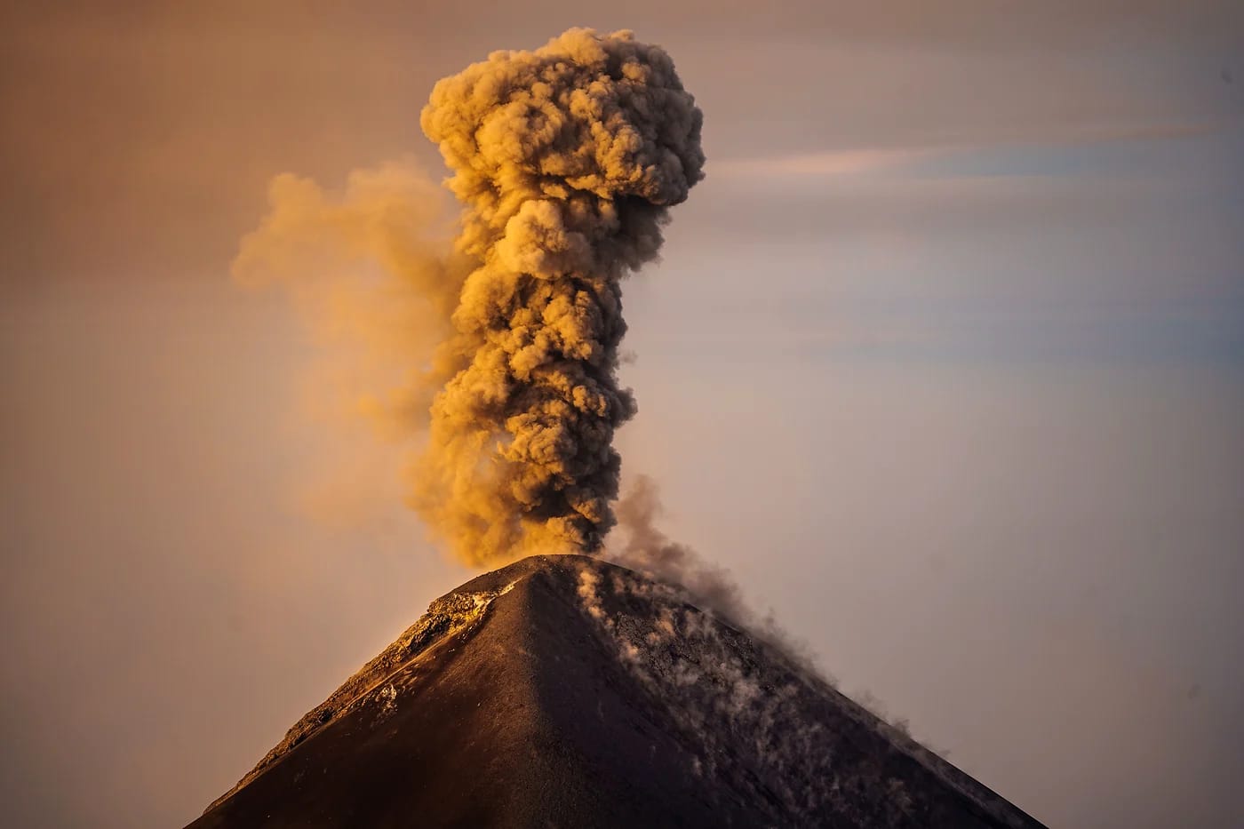 Fuego-tulivuori purkautuu auringonnousussa Antiguan takana