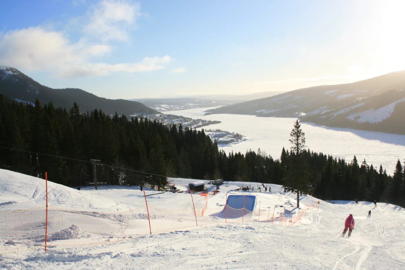 Åren laskettelurinteet ja järvi tunturista nähtynä