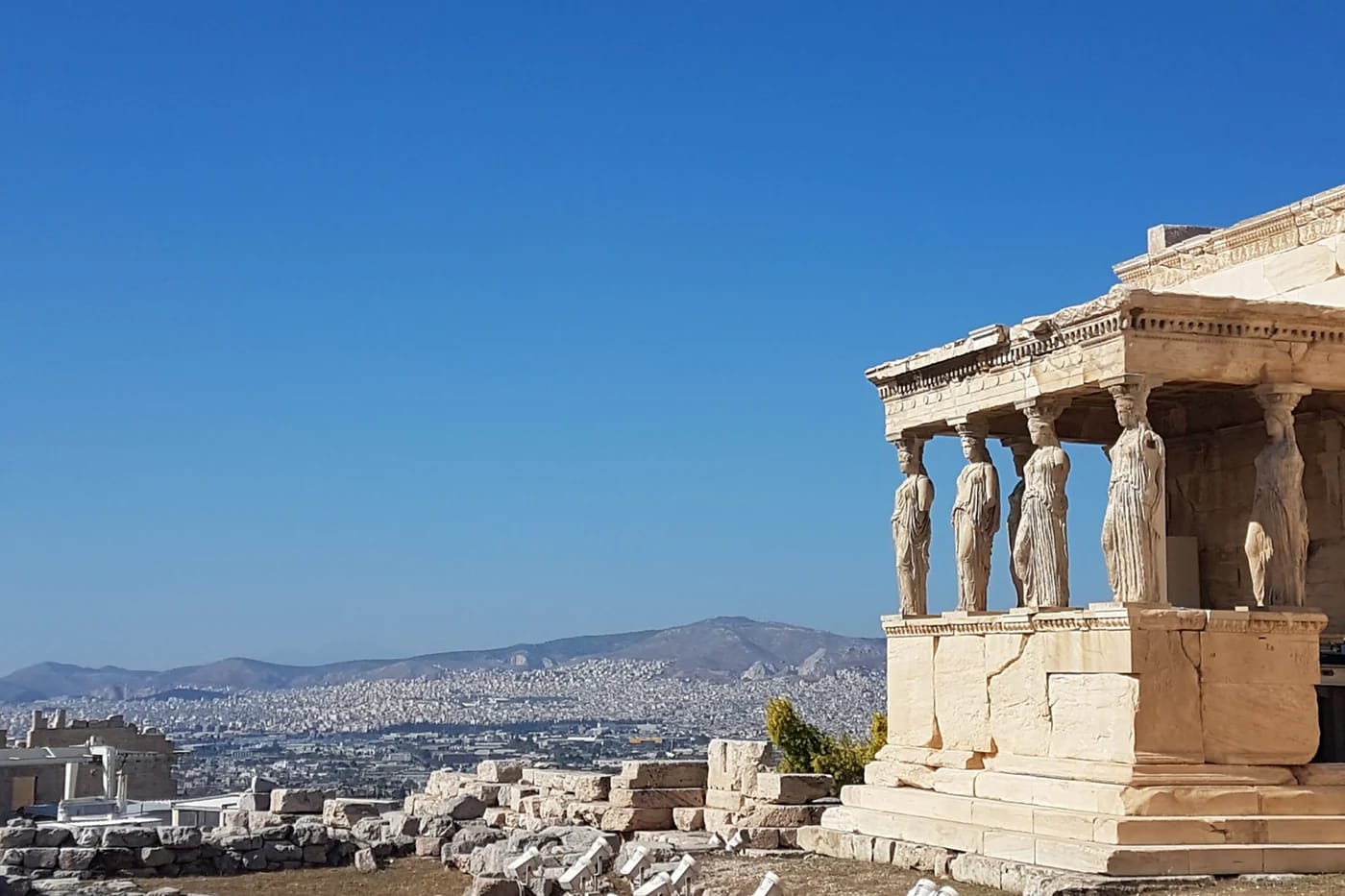 Erekhtheionin karyatidit Akropoliilla Ateenassa