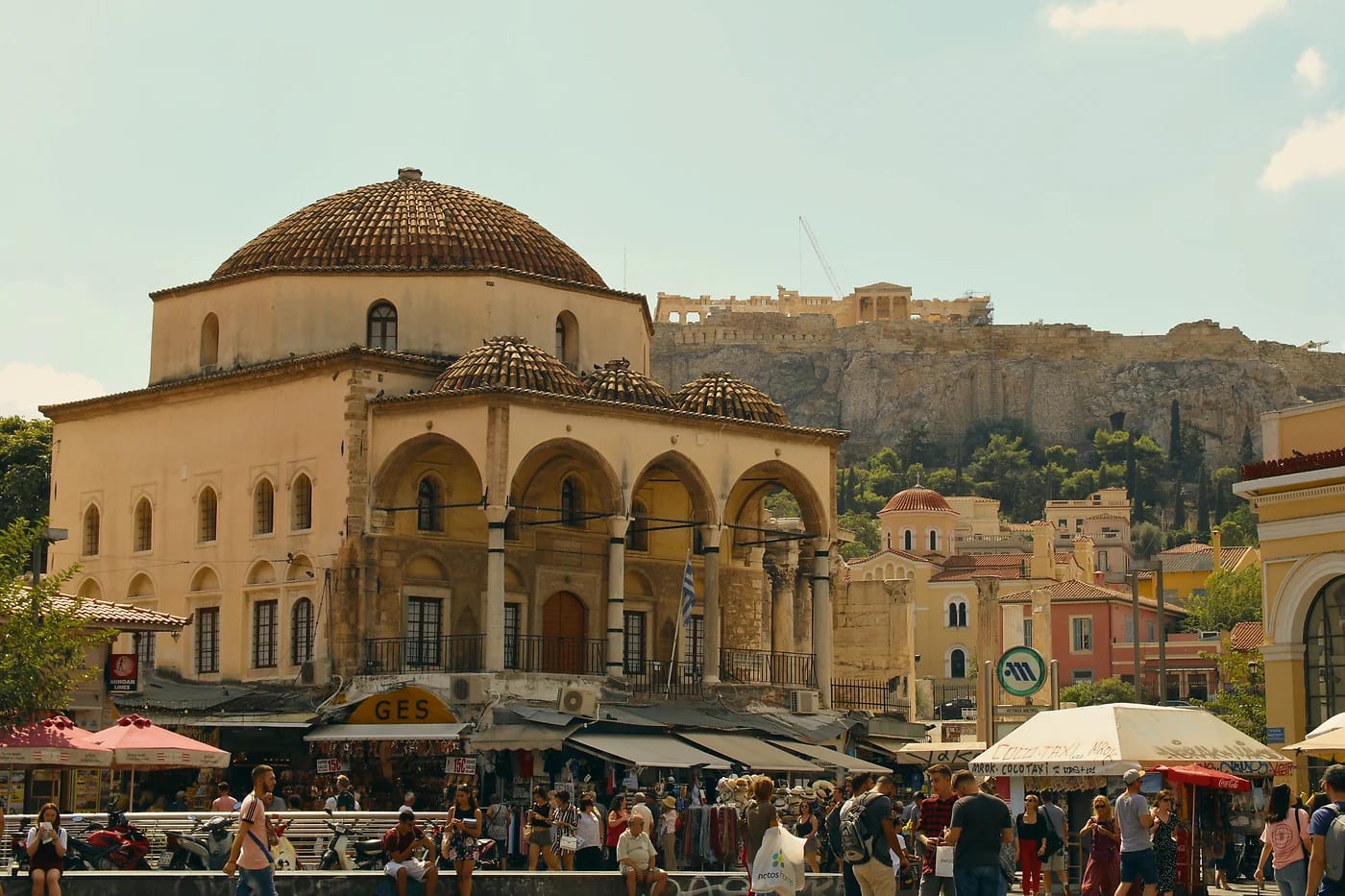 Monastirakin aukio ja Akropolis Ateenassa