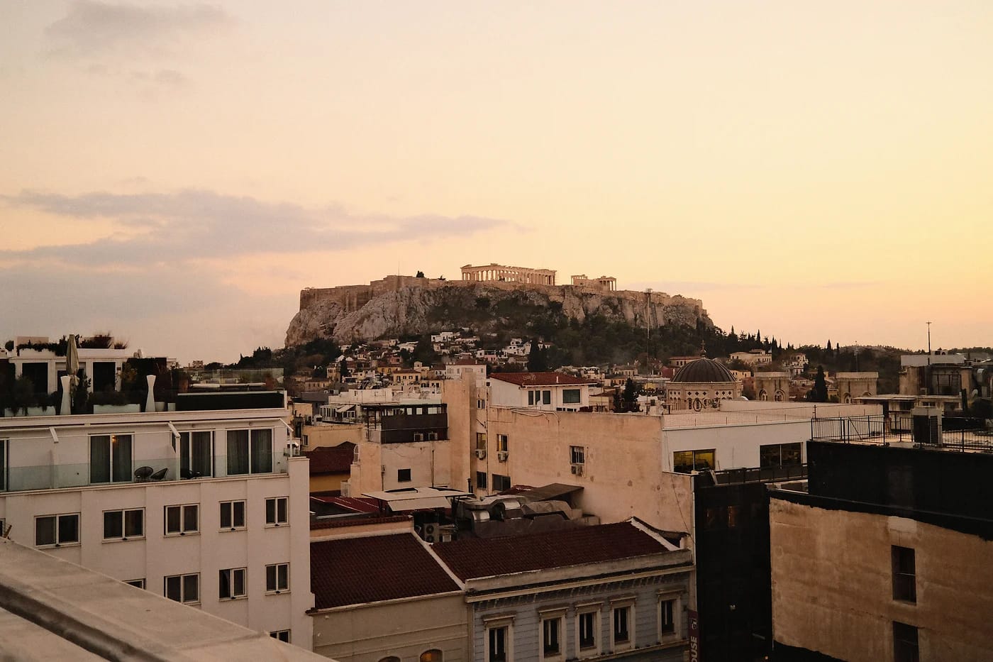 Akropolis auringonlaskussa Ateenassa