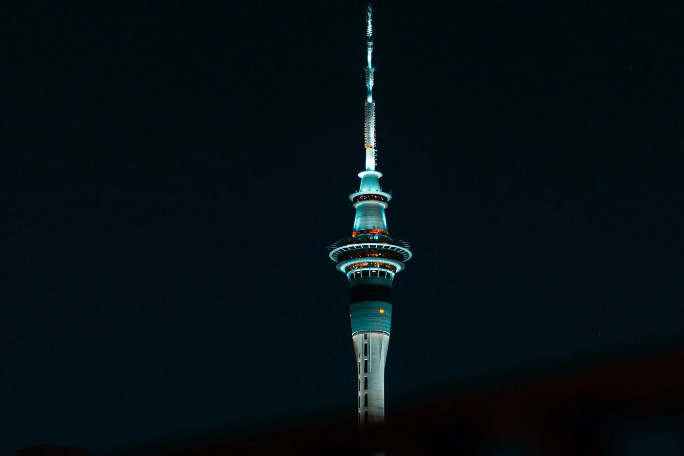 Sky Tower valaistuna Aucklandin yössä