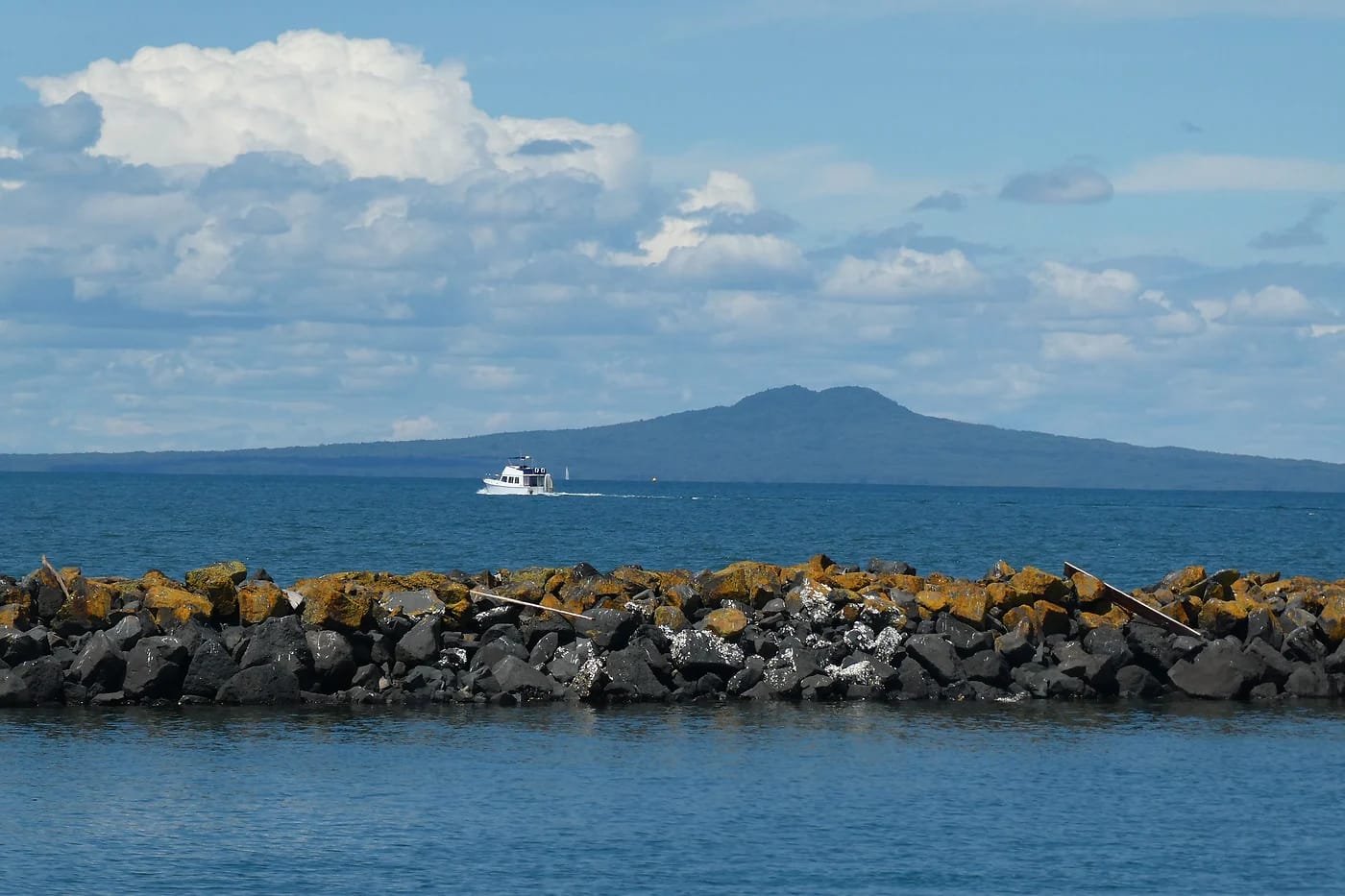 Vene Rangitoton saaren kallioisella rannalla
