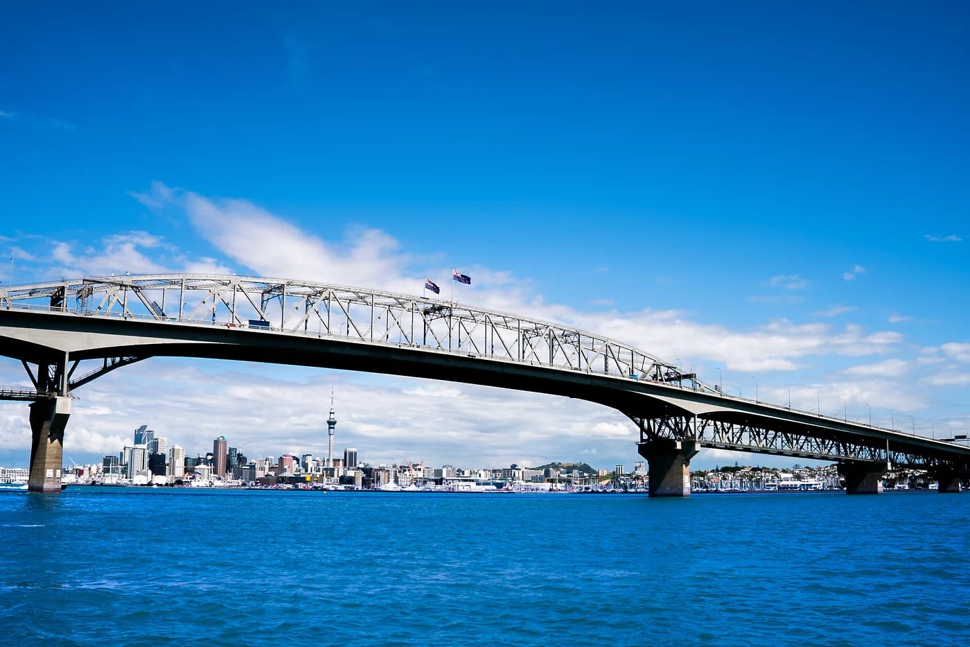 Aucklandin satamasilta ja siluetti