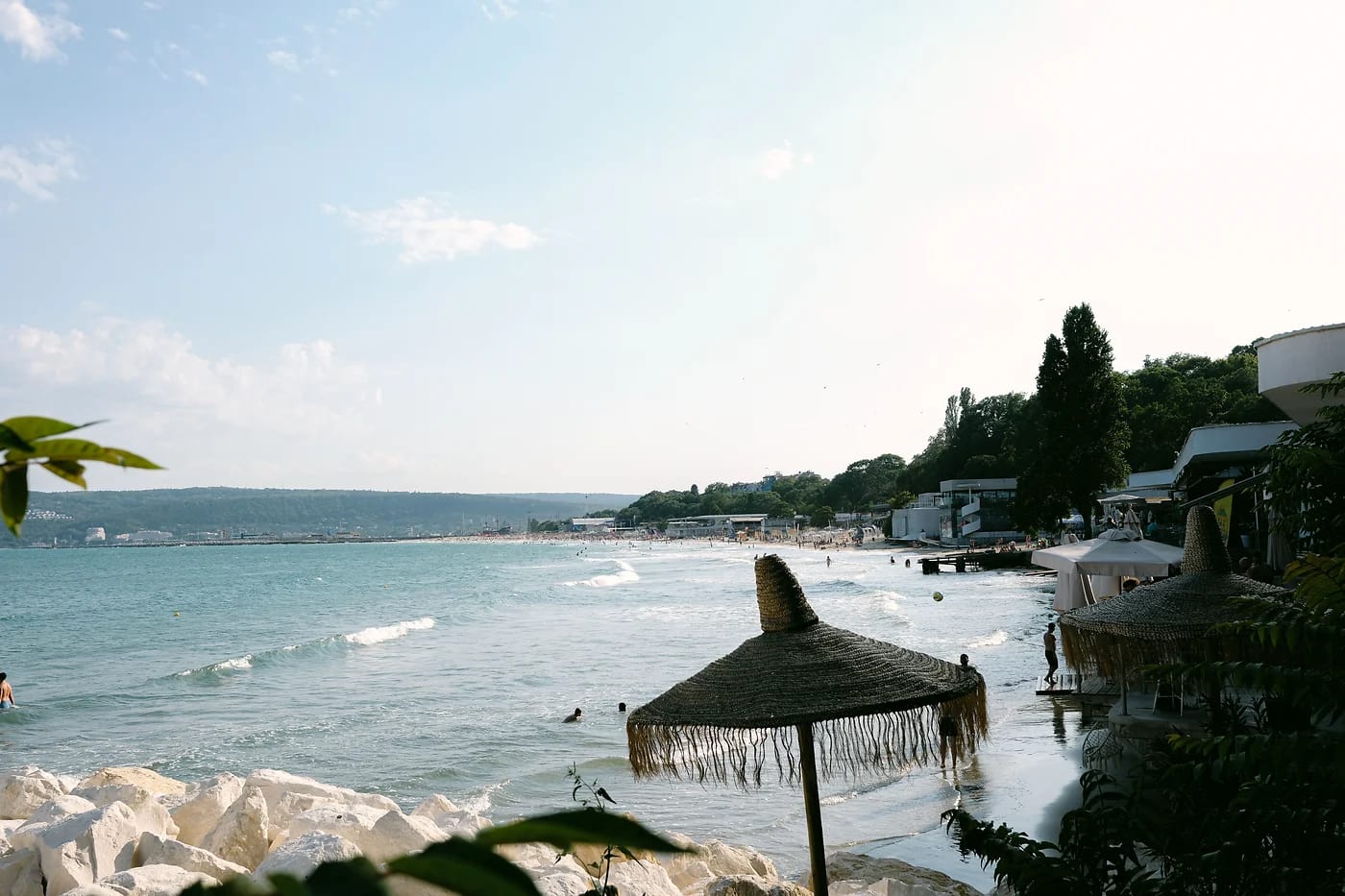 Rantavarjoja ja kirkas vesi Bulgarian rannikolla