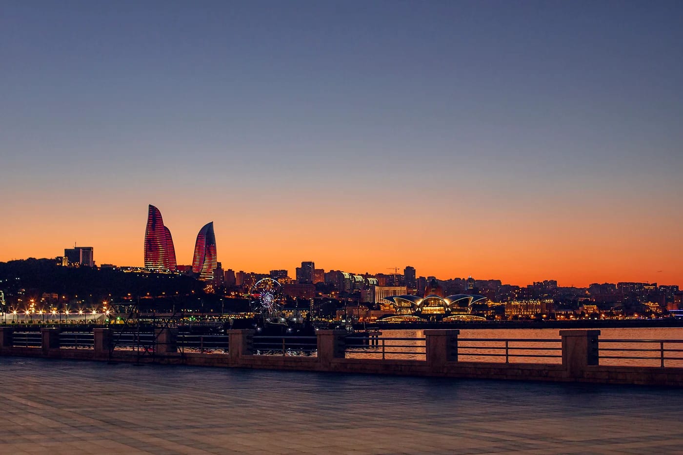 Bakun silhuetti ja Flame Towers auringonlaskussa