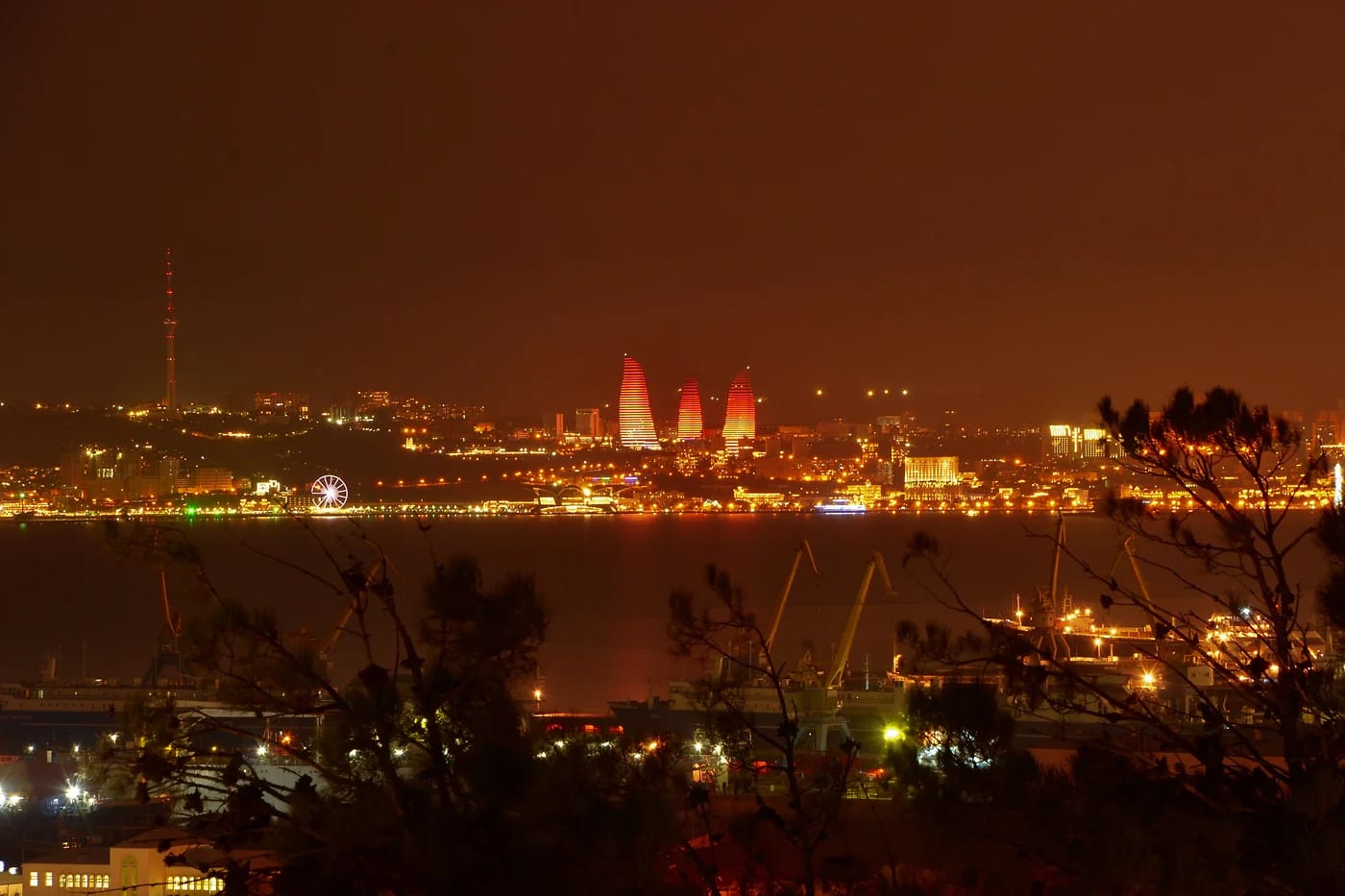 Ilmakuva Bakusta yöllä, valaistut Flame Towers