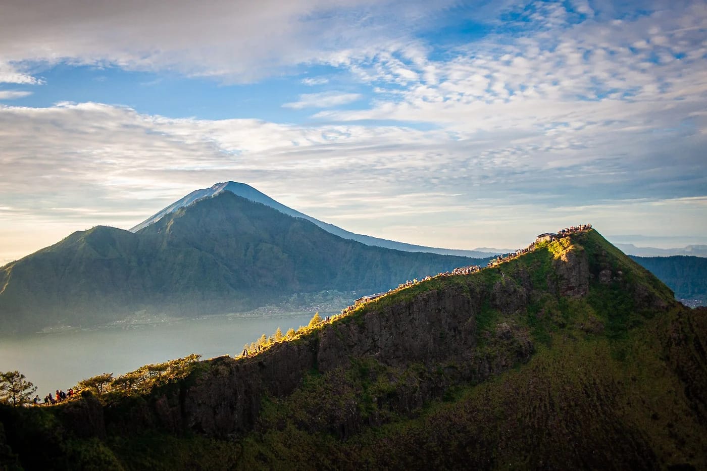 Mount Baturin huippu ja pilvimeri