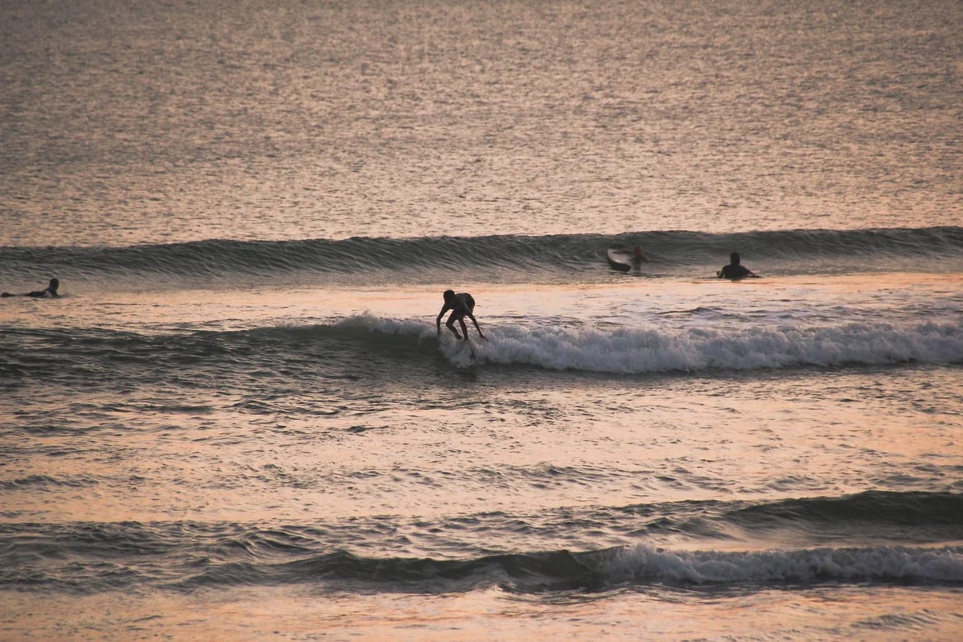 Surffaajia Balin aalloissa