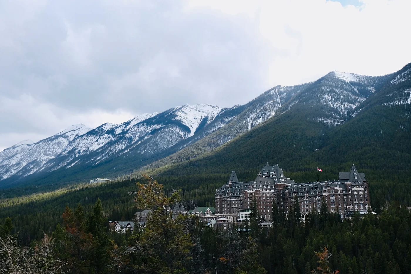 Fairmont Banff Springs -hotelli vuorten keskellä