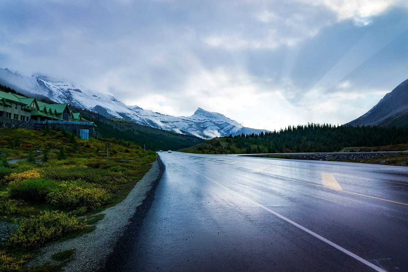 Icefields Parkway -tie lumivuorten keskellä