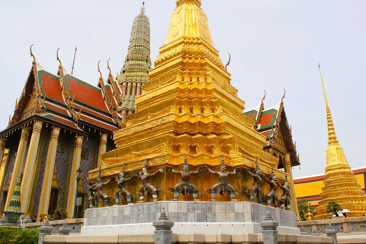 Wat Phra Kaewin kultainen arkkitehtuuri Bangkokissa