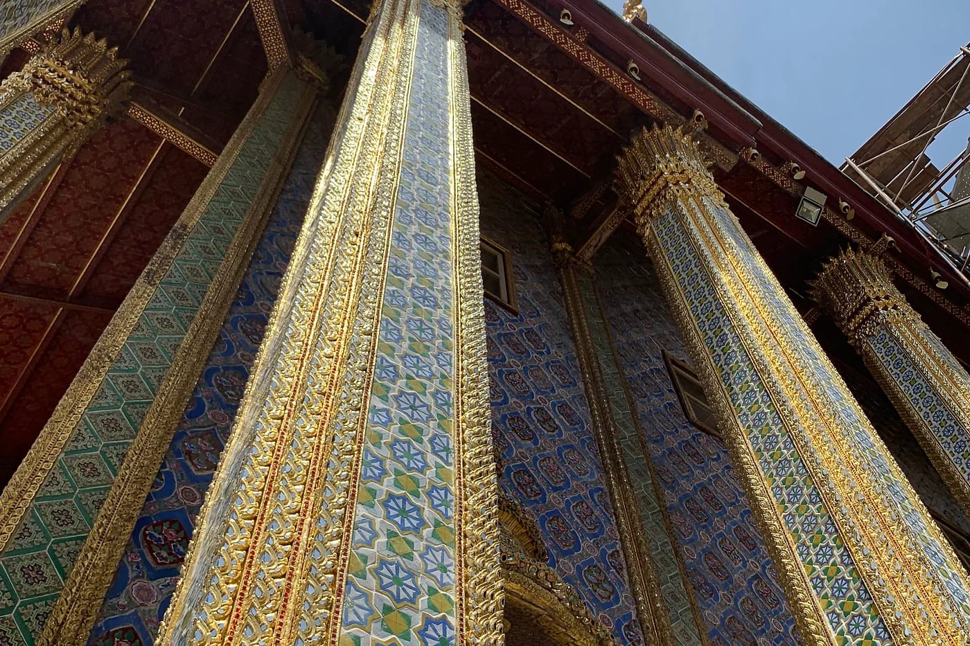 Wat Phra Kaewin kulta- ja mosaiikkipylväät Bangkokissa