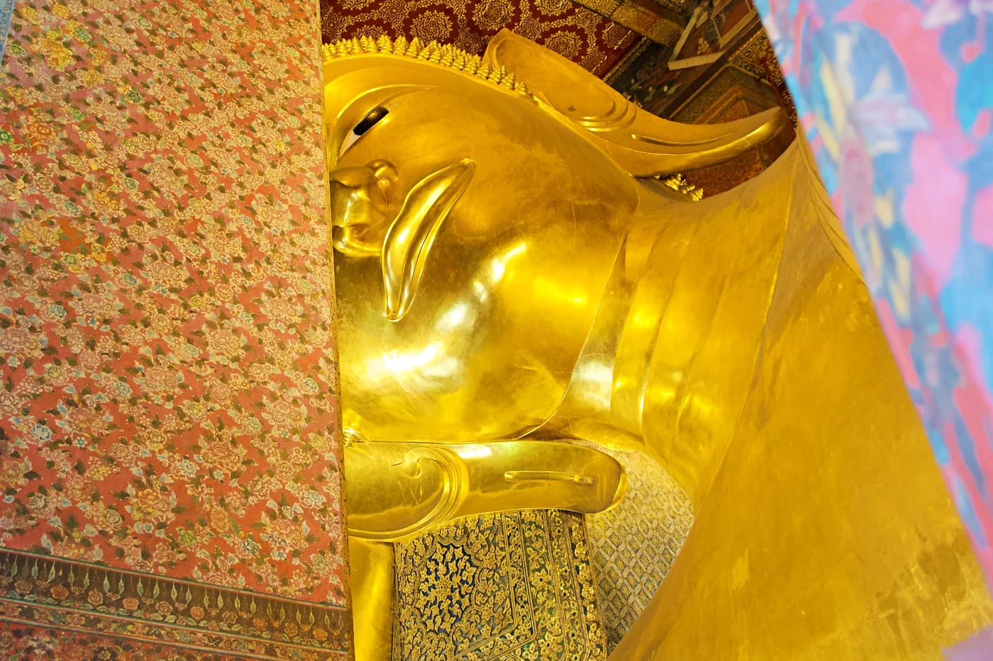 Wat Phon kultainen makaava Buddha Bangkokissa