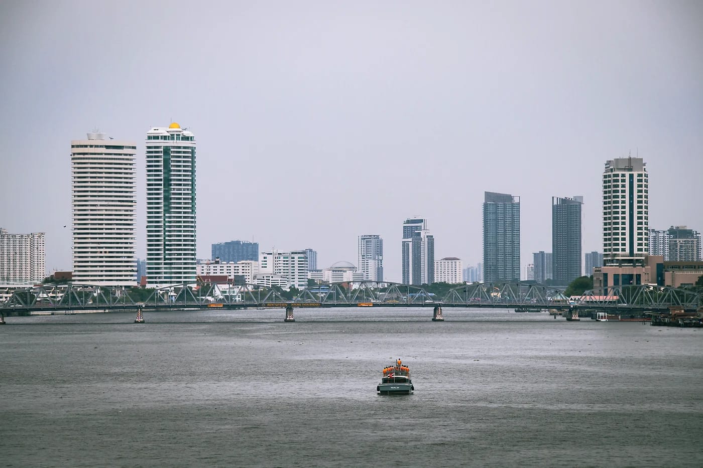 Bangkokin silhuetti ja Chao Phraya -joki