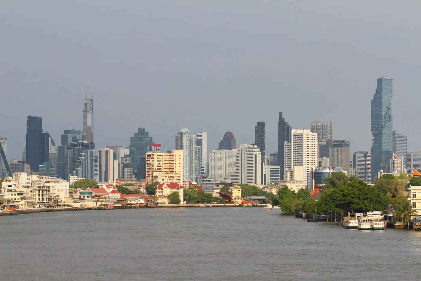Bangkokin pilvenpiirtäjät Chao Phraya -joen varrella