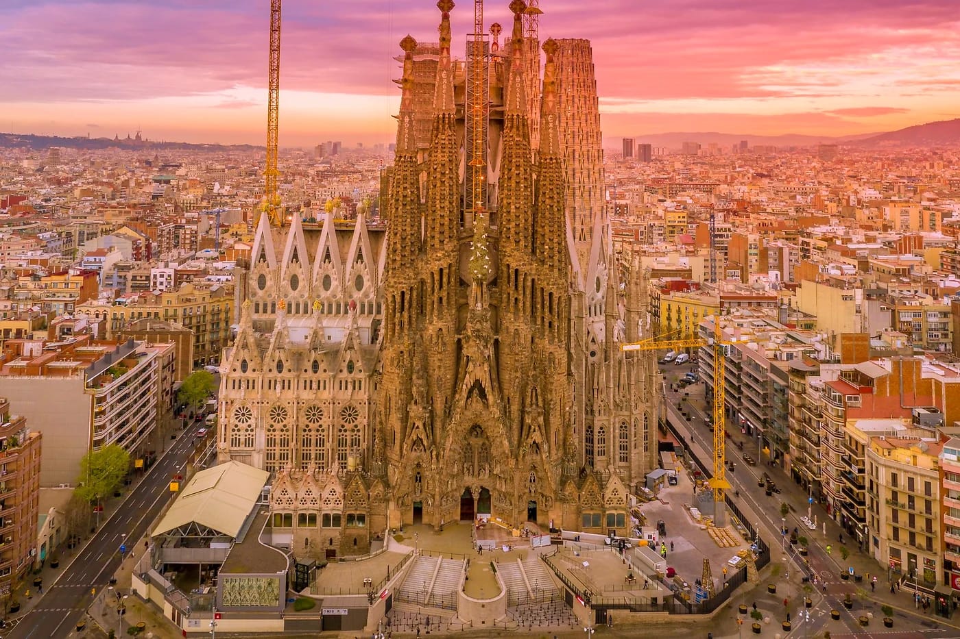 Sagrada Família ilmasta auringonlaskussa