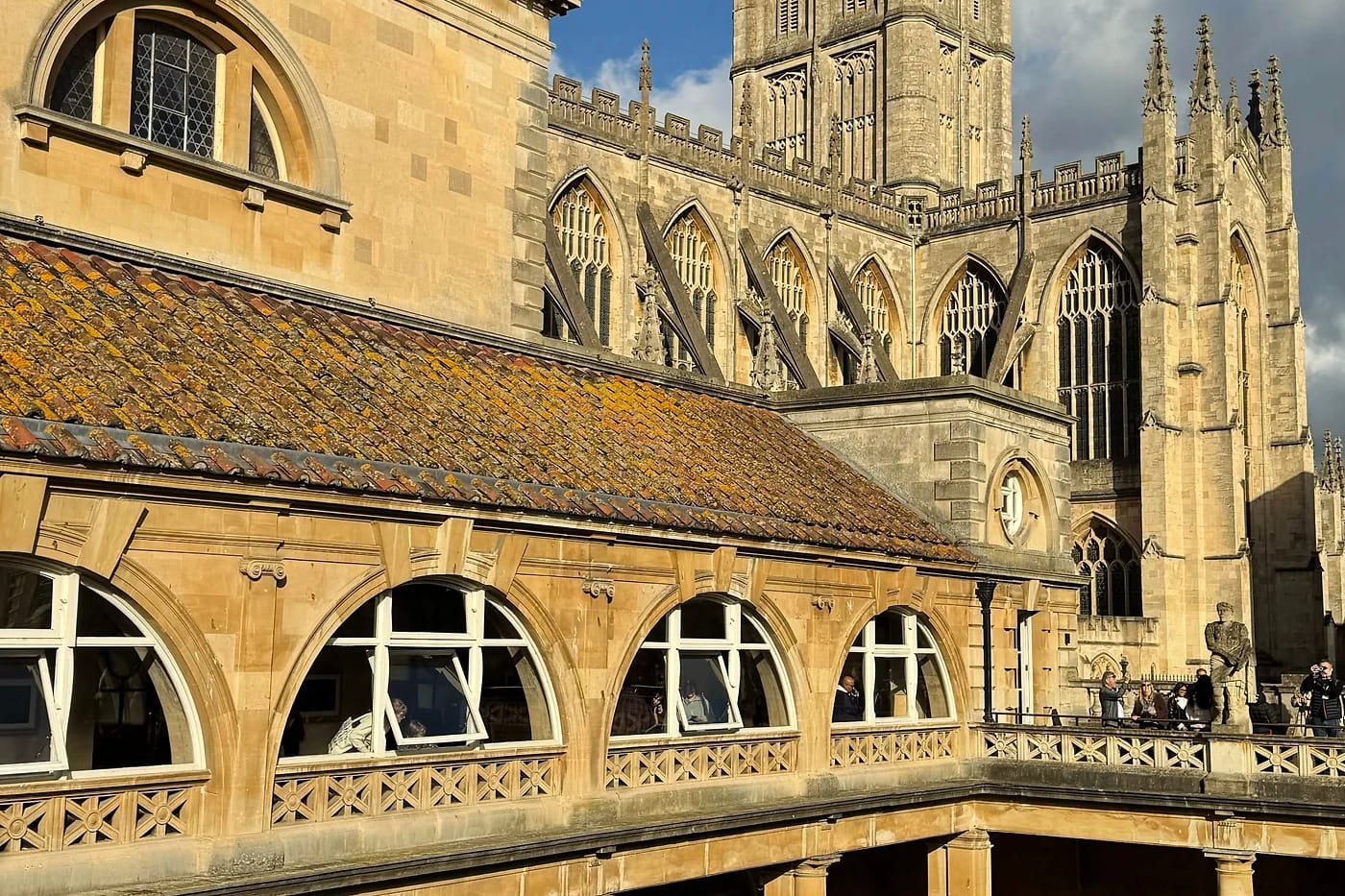 Bath Abbey ja roomalaiskylpylät auringossa