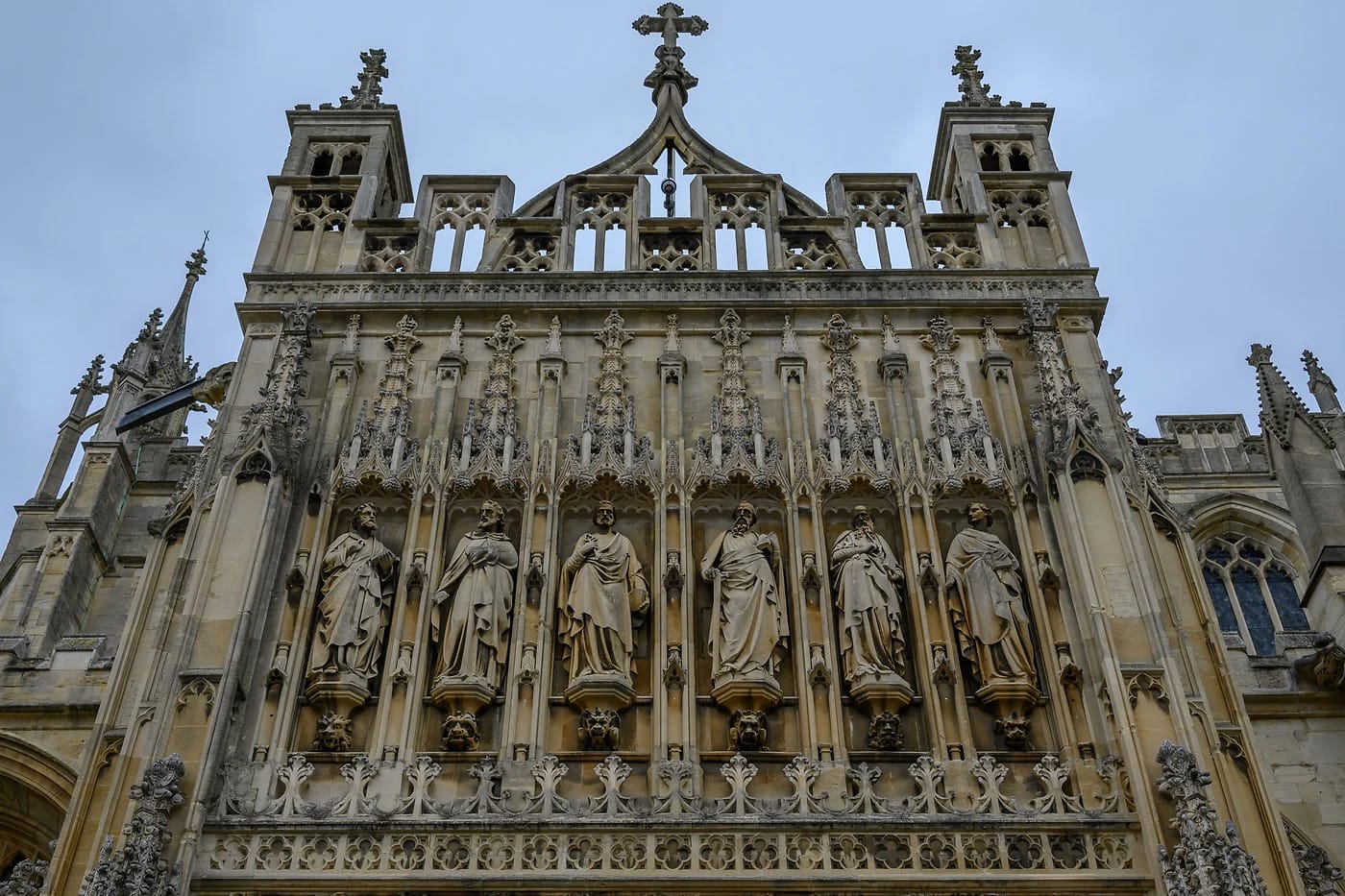 Bath Abbeyn goottilainen kiviveistosjulkisivu