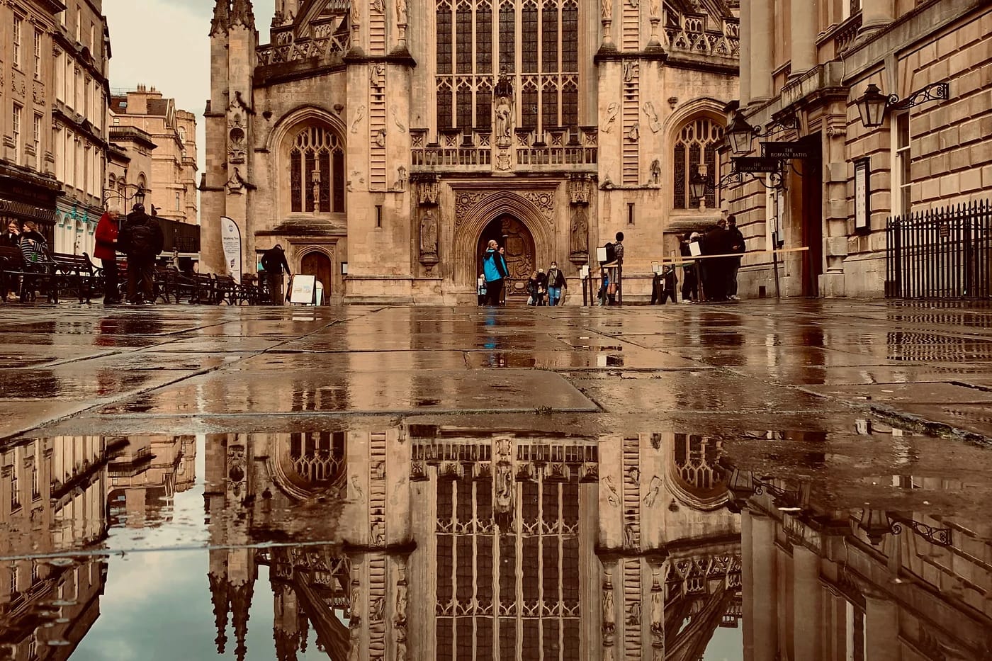 Bath Abbey heijastuu märkään katukiveykseen