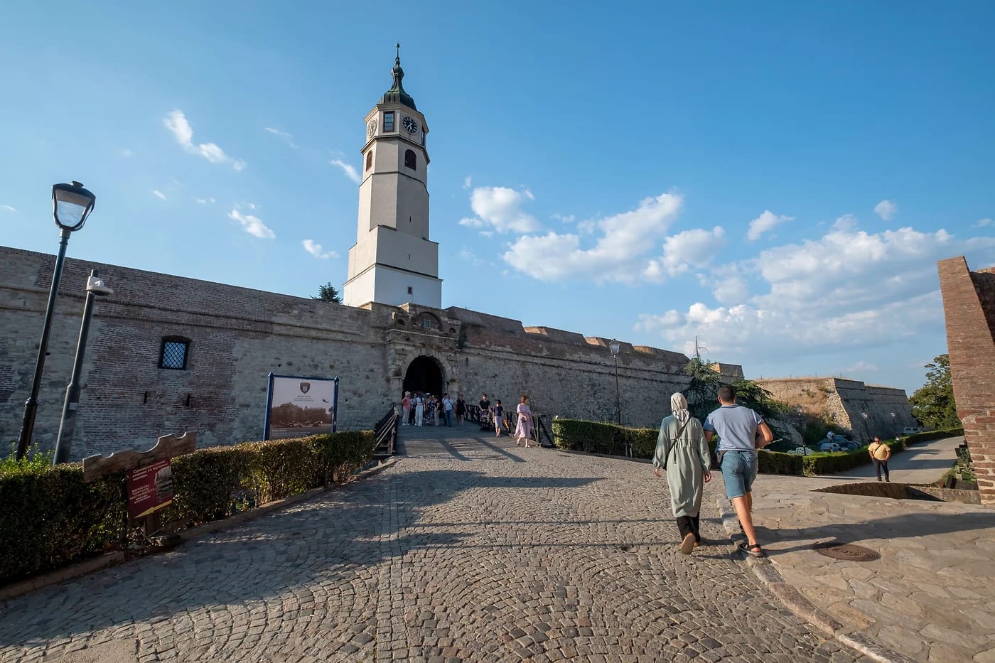 Kalemegdanin Sahat Kula -kellotorni ja portti