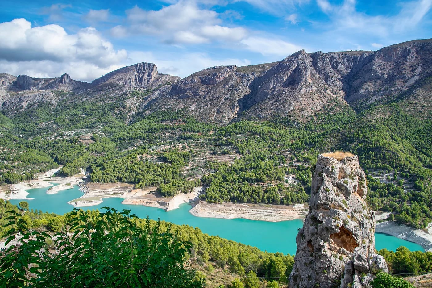 Guadalestin laakso ja turkoosi tekojärvi