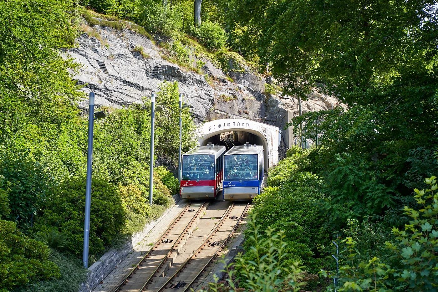 Fløibanen-funikulaarin vaunut tunnelin suulla