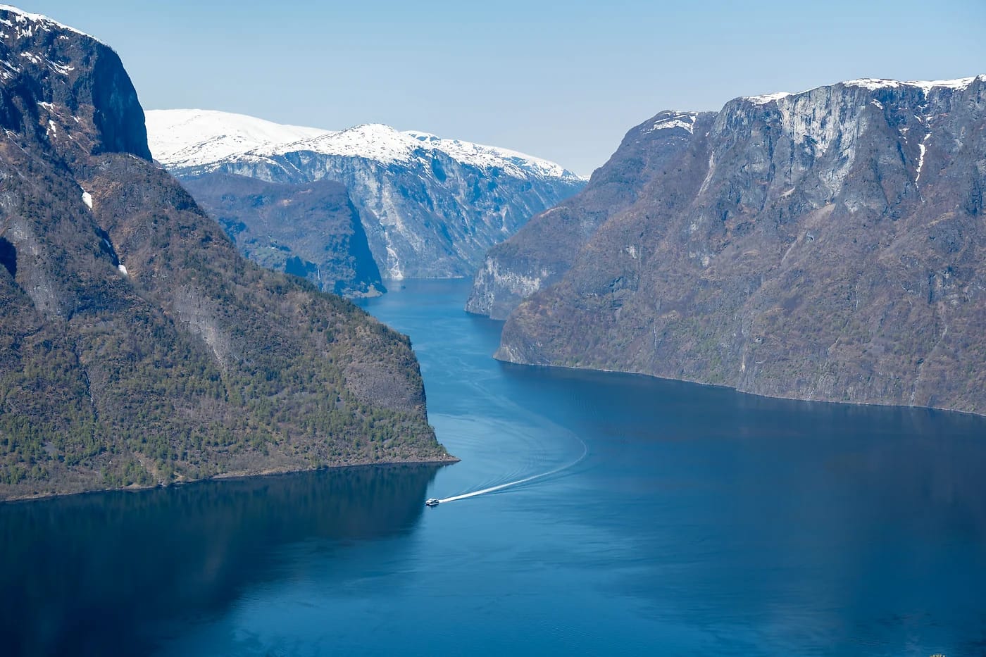 Aurlandsfjordin siniset vedet jyrkkien vuorten välissä