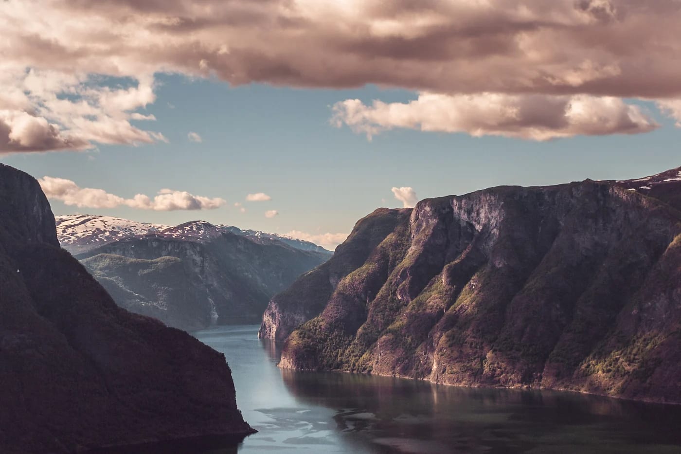 Aurlandsfjord auringonlaskun aikaan